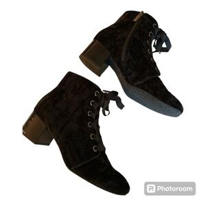 Donald Pliner Cortez Bootie Crushed Velvet Lace Up Side Zip Sz 8.5 w/box